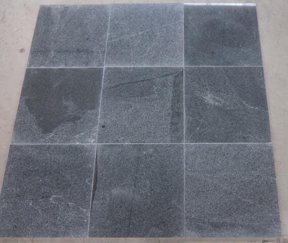 524 Ægte natur granit , Palle Salg af Nero Africa new impala 30½x30½x1cm poleret-kun 99,-/m2 hel palle salg a ca 55m2